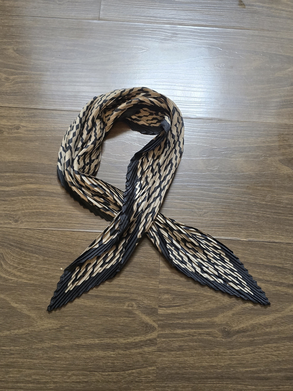 Women's Black and Tan Pleated Lightweight Scarf Wrap
